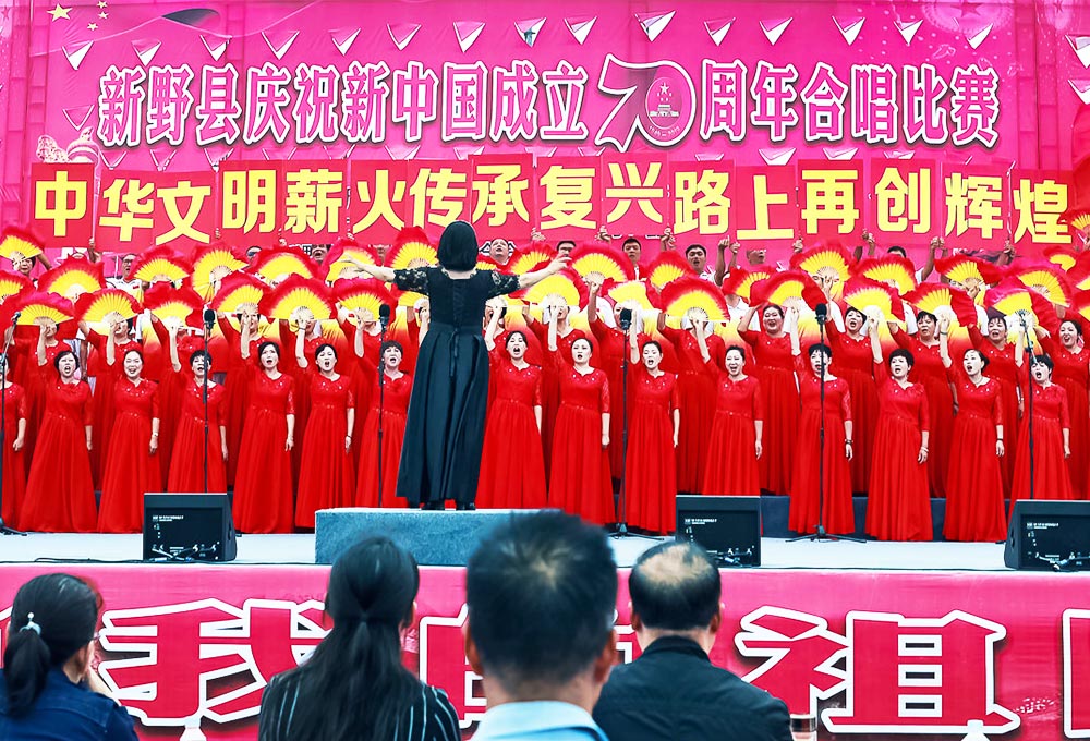 借助扇子、板幅拼湊的舞臺(tái)