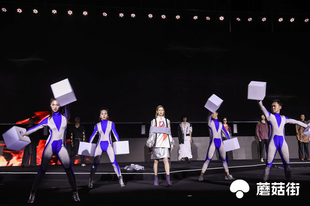 “伊德服人，穿行未來”走秀表演