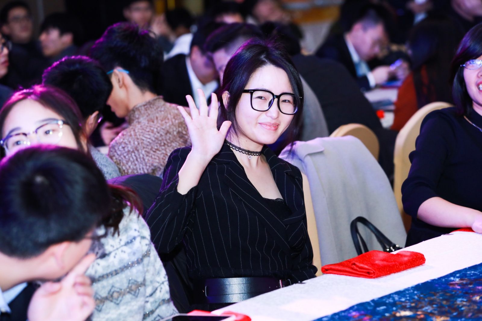 觀(guān)眾席打扮精致的小姐姐